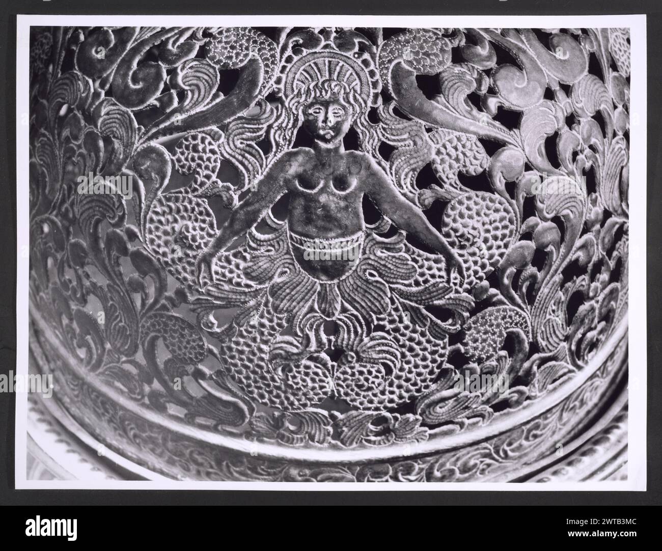 Umbria Perugia Trevi Palazzo Communale, Pinakoteca8. Hutzel, Max 1960-1990 Blick auf die Fassade des Palazzo Communale aus dem 15. Jahrhundert und die Piazza Mazzini. Blick auf die feine Sammlung umbrischer Gemälde, Skulpturen, Metallarbeiten und Deruta Maiolica in der Pinacoteca. Besonders hervorzuheben ist eine Skulpturengruppe, die ein hervorragendes Beispiel für den großen Bildhauer Cesare Aureli aus dem 19. Jahrhundert ist. Die Fotos zeigen auch die enzykolpedische Sammlung umbrischer Gemälde (14. Bis 16. Jahrhundert), die von Werken von Giovanni Spagna, Giusto di Grand und Pinturricchio hervorgehoben werden. Objektnotizen: Hutzel drehte diese Kampagne 198 Stockfoto