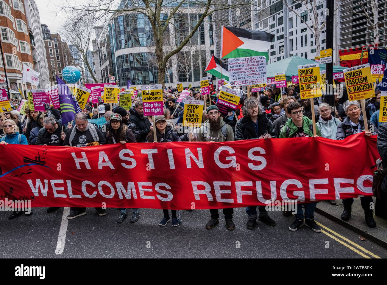 London, Großbritannien. März 2024. Während der Demonstration versammeln sich Demonstranten vor dem Innenministerium. Verschiedene Anti-Rassismus-Gruppen versammelten sich vor dem Innenministerium für die nationale Demonstration Stop the Hate, sie marschierten durch Westminster und Whitehall zur Downing Street, während sie Slogans wie „Stop the Rassist stop the Hate“ und „Refugees are welcome here“ skandierten. (Foto: Daniel Lai/SOPA Images/SIPA USA) Credit: SIPA USA/Alamy Live News Stockfoto