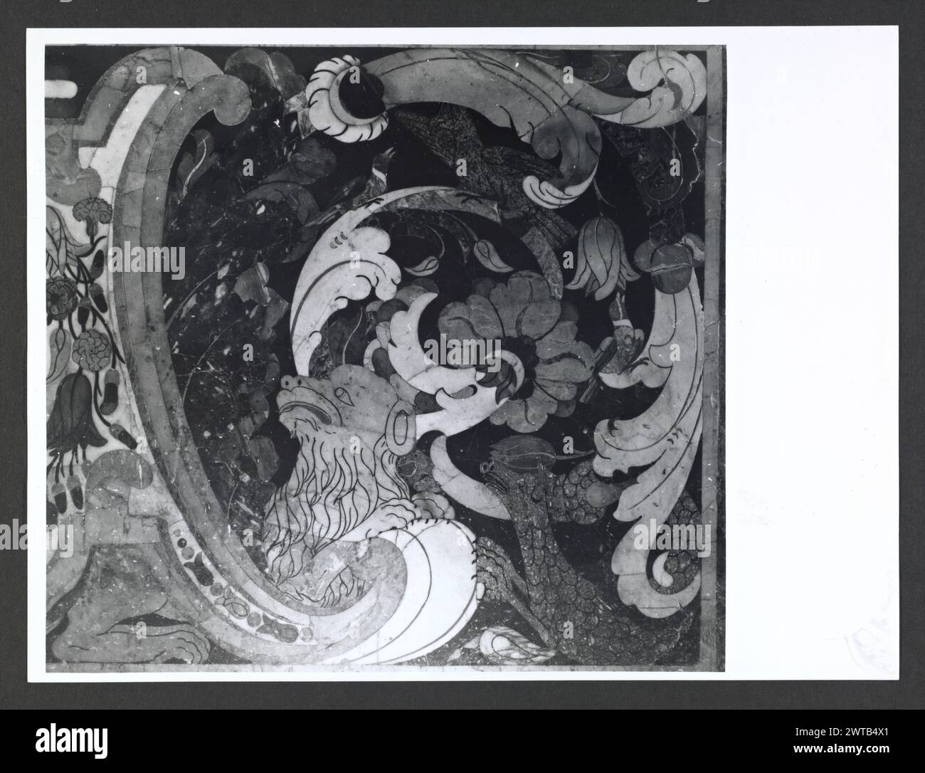 Abruzzen Chieti Chieti S. Tommaso Apostolo, Cathedral7. Der Dom Hutzel, Max 1960-1990 wurde 840 begonnen, der Bau wurde im 11. Jahrhundert fortgesetzt. Es wurde im 14. Jahrhundert rekonstruiert. Der Innenraum wurde im 18. Jahrhundert radikal restauriert. Im barocken Stil. Das campanile wurde 1335 gebaut. Die Fotos umfassen Außenansichten auf die Fassade und das campanile sowie mehrere Details. Die Innenansicht zeigt das barocke Kirchenschiff mit seinen Gewölben und Kuppel. Es gibt Gemälde in den Gewölben und über den Altären, einschließlich eines der St. Thomas und Christus über dem Hauptaltar. Es gibt auch Fotos von Stockfoto