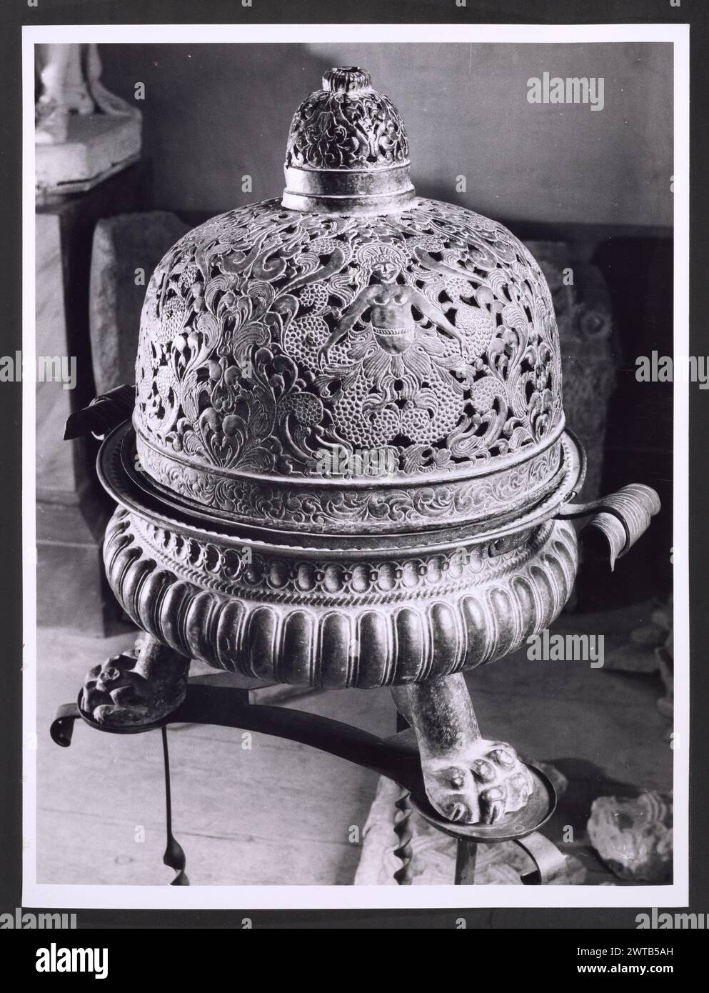 Umbria Perugia Trevi Palazzo Communale, Pinakoteca9. Hutzel, Max 1960-1990 Blick auf die Fassade des Palazzo Communale aus dem 15. Jahrhundert und die Piazza Mazzini. Blick auf die feine Sammlung umbrischer Gemälde, Skulpturen, Metallarbeiten und Deruta Maiolica in der Pinacoteca. Besonders hervorzuheben ist eine Skulpturengruppe, die ein hervorragendes Beispiel für den großen Bildhauer Cesare Aureli aus dem 19. Jahrhundert ist. Die Fotos zeigen auch die enzykolpedische Sammlung umbrischer Gemälde (14. Bis 16. Jahrhundert), die von Werken von Giovanni Spagna, Giusto di Grand und Pinturricchio hervorgehoben werden. Objektnotizen: Hutzel drehte diese Kampagne 198 Stockfoto