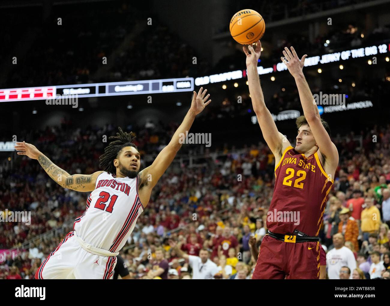 16. MÄRZ 2024: Der Stürmer Milan Momcilovic (22) trifft im Finale der Big 12 Turniere im T-Mobile Center in Kansas City, Missouri einen Dreipunktschuss gegen den Gardisten Emanuel Sharp aus Houston Cougars (21). Jon Robichaud/CSM. Stockfoto