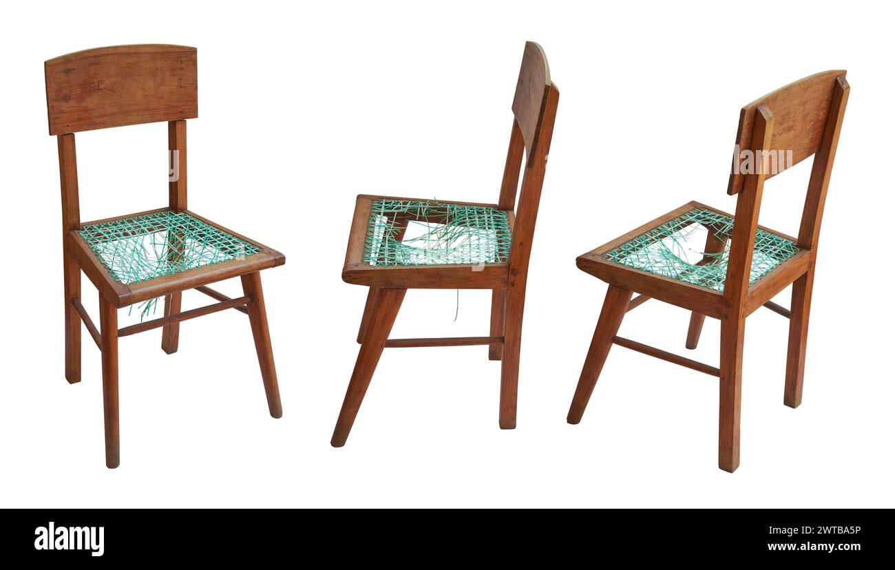 Set aus alten und beschädigten traditionellen handgewebten Holzstuhl in verschiedenen Winkeln, Sammlung von gebrauchten Möbeln isoliert auf weißem Hintergrund Stockfoto