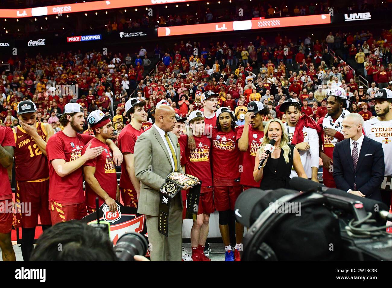 Kansas City, Missouri, USA. März 2024. ESPN-Reporter Kris Budden & Big 12 Commissioner Brett Yormark mit ISU Cyclone Players nach dem Spiel.2024 Phillips 66 Big 12 Männer Basketball Championship Spiel. (Kreditbild: © James Leyva/ZUMA Press Wire) NUR REDAKTIONELLE VERWENDUNG! Nicht für kommerzielle ZWECKE! Stockfoto