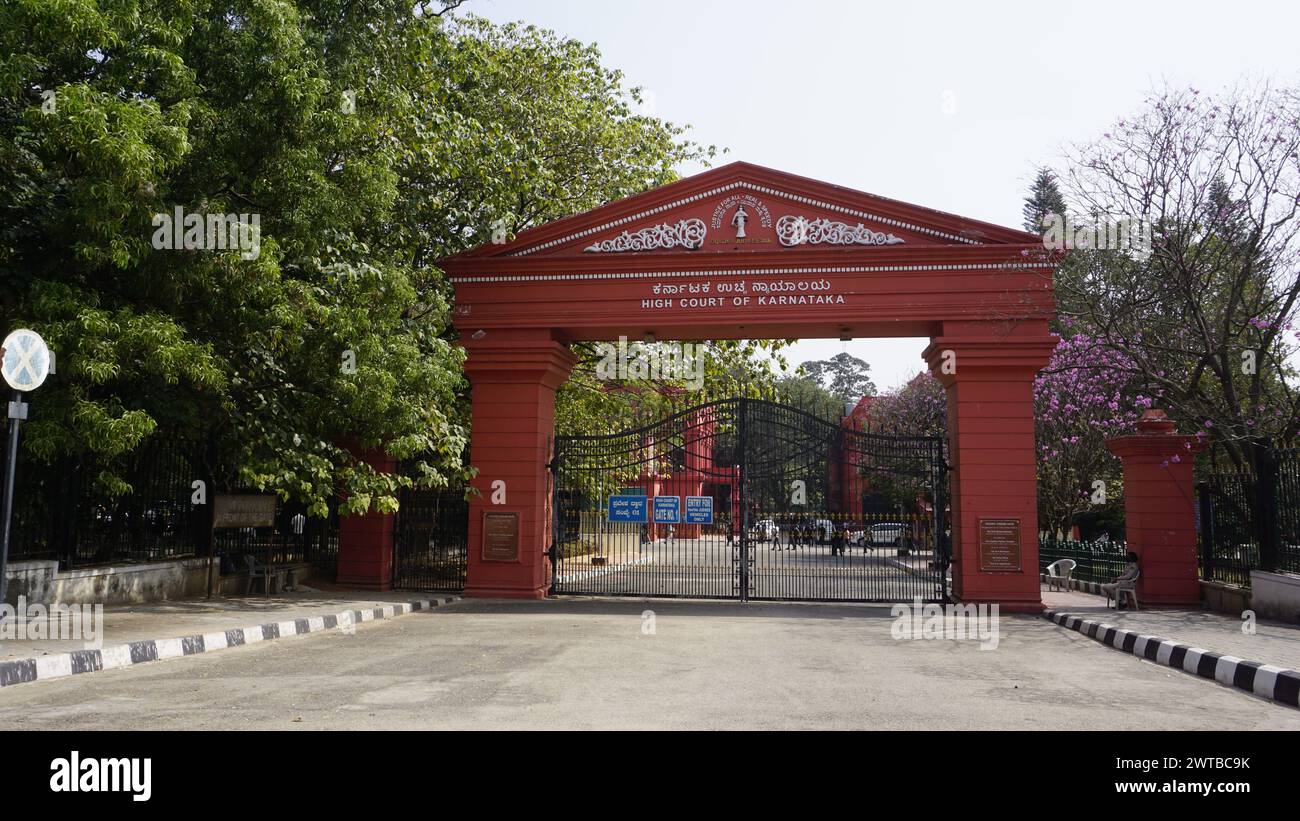 Bangalore, Indien - 16. Januar 2024: Vordereingang des Obersten Gerichts von Karnataka in Dr. B R Ambedkar veedi Bengaluru. Erstaunliche historische Architektur. Stockfoto