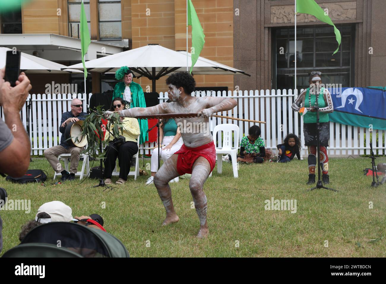 Sydney, Australien. März 2024. Am St. Patrick’s Day waren irische Kultur, Musik, Essen und Guinness im First Fleet Park am Circular Quay in Sydney. Wie immer gab es lange Warteschlangen, da die Gegend zu klein war für die riesigen Menschenmassen von Iren und anderen. Richard Milnes/Alamy Live News Stockfoto