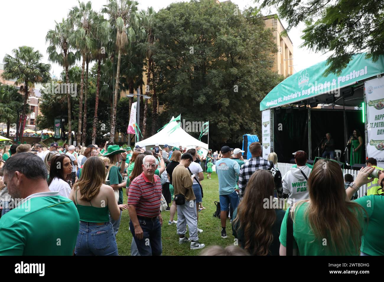 Sydney, Australien. März 2024. Am St. Patrick’s Day waren irische Kultur, Musik, Essen und Guinness im First Fleet Park am Circular Quay in Sydney. Wie immer gab es lange Warteschlangen, da die Gegend zu klein war für die riesigen Menschenmassen von Iren und anderen. Richard Milnes/Alamy Live News Stockfoto