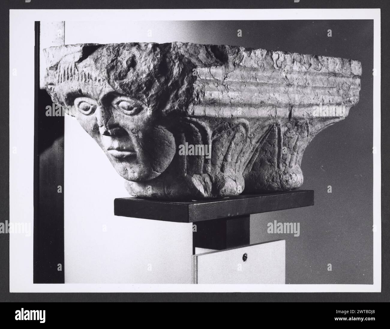 Emilia-Romagna Ferrara Pomposa Abbazia di Pomposa, Museo20. Hutzel, Max 1960-1990 Mittelalter: Fragmente: Kapitelle (Byzantinisch, 6. Jahrhundert), auch Kapitelle mit menschlichen Gesichtern; Marmorfriese (10. Jahrhundert, spätere Inschriften); Gesimse (mit Spolia) 11.-12. Jahrhundert; Ziborium; Fresken. Postmittelalterliche Terrakotta-Statue, „neoklassizistische“ (Hutzel); Fresken: Bolognese, Antiken des 14. Jahrhunderts: Amphoren; Grabdenkmäler der deutsche Fotograf und Gelehrte Max Hutzel (1911–1988) fotografiert in Italien von den frühen 1960er Jahren bis zu seinem Tod. Das Ergebnis dieses Projekts, von Hutzel als Foto bezeichnet Stockfoto