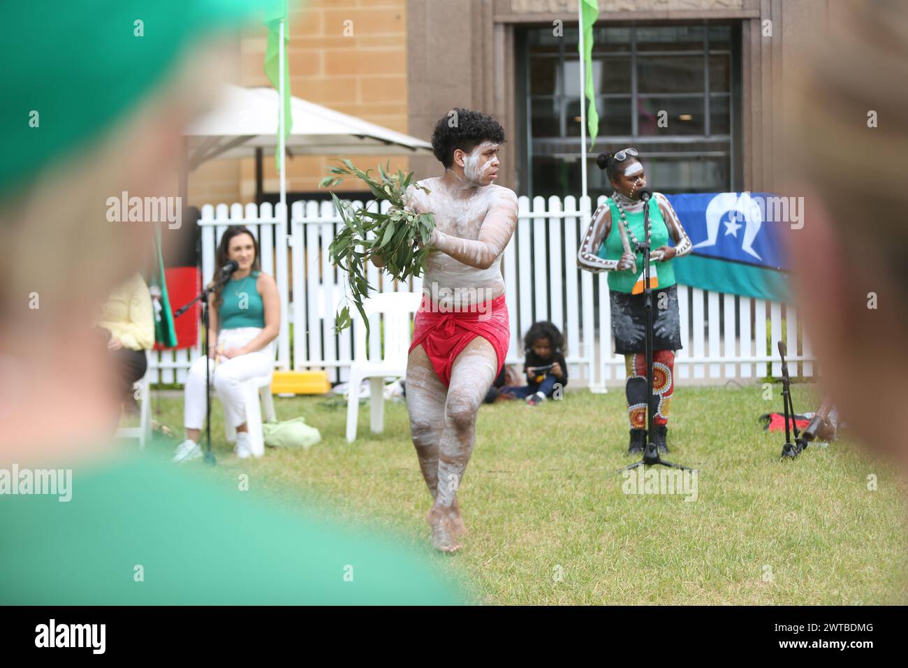 Sydney, Australien. März 2024. Am St. Patrick’s Day waren irische Kultur, Musik, Essen und Guinness im First Fleet Park am Circular Quay in Sydney. Wie immer gab es lange Warteschlangen, da die Gegend zu klein war für die riesigen Menschenmassen von Iren und anderen. Richard Milnes/Alamy Live News Stockfoto