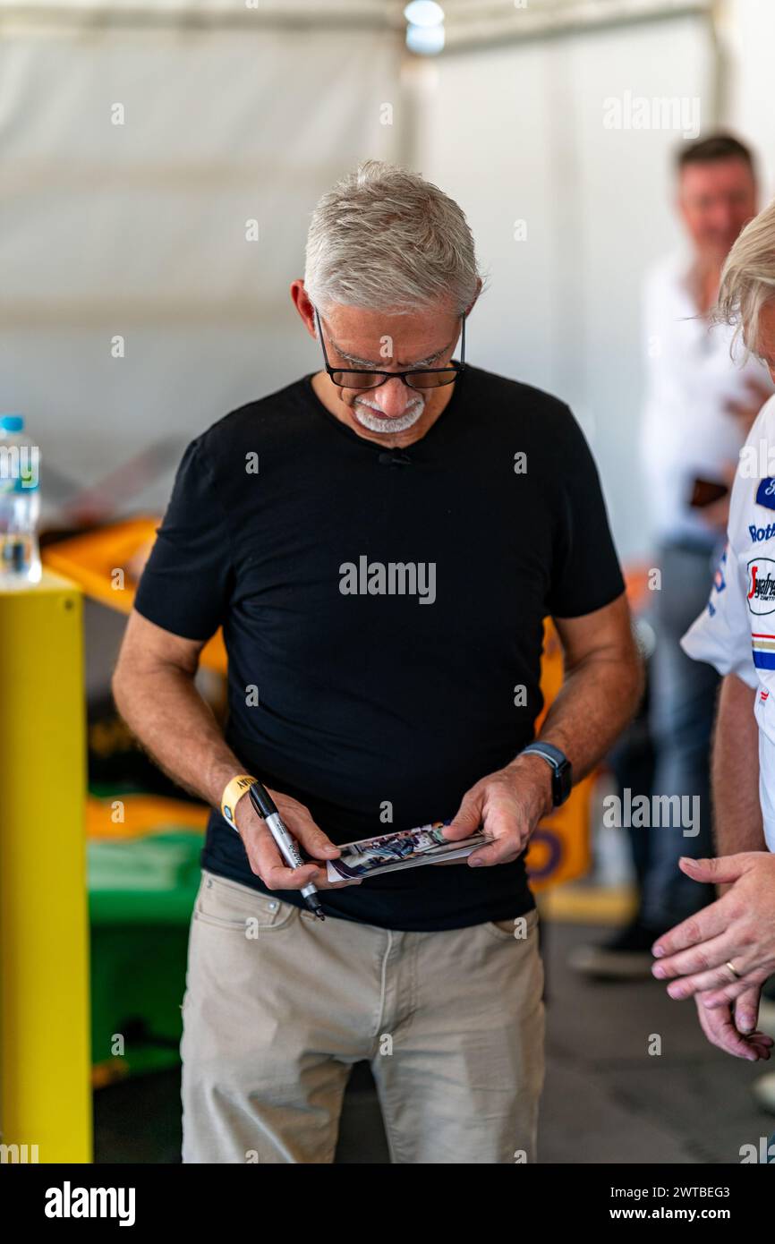 Adelaide, Australien. 17. März 2024. Der ehemalige F1-Fahrer Damon Hill signiert Autogramme auf einigen alten F1-Fotos von seiner letzten Fahrt in Adelaide am Sonntag beim Repco Adelaide Motorsport Festival 2024. Quelle: James Forrester/Alamy Live News Stockfoto Adelaide, Australien. 17. März 2024. Der ehemalige F1-Fahrer Damon Hill signiert Autogramme auf einigen alten F1-Fotos von seiner letzten Fahrt in Adelaide am Sonntag beim Repco Adelaide Motorsport Festival 2024. Quelle: James Forrester/Alamy Live News Stockfoto