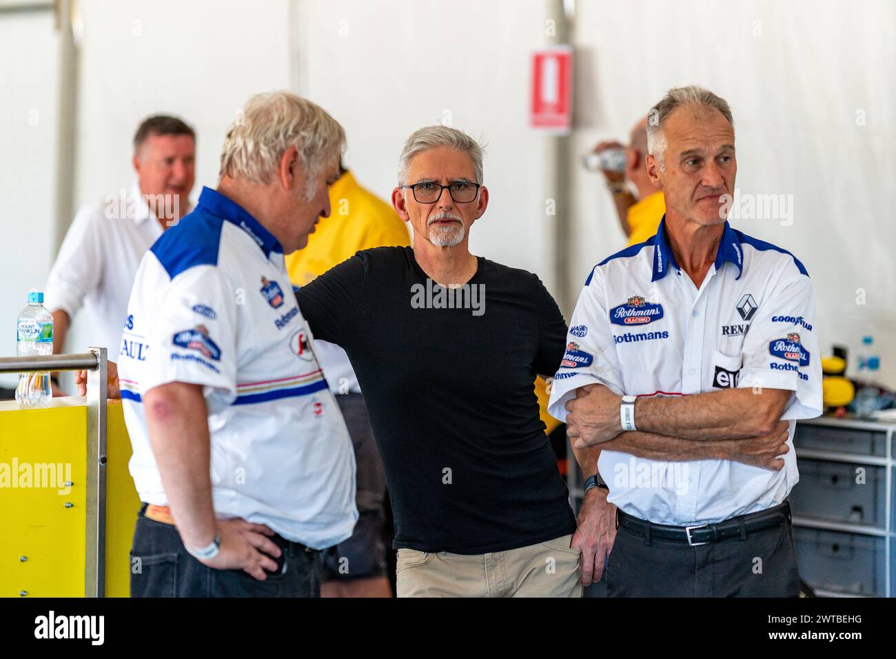 Adelaide, Australien. 17. März 2024. Der ehemalige F1-Fahrer Damon Hill hat am Sonntag beim Repco Adelaide Motorsport Festival 2024 ein Gespräch mit der Begleitmannschaft eines der alten F1-Autos. Quelle: James Forrester/Alamy Live News Stockfoto Adelaide, Australien. 17. März 2024. Der ehemalige F1-Fahrer Damon Hill hat am Sonntag beim Repco Adelaide Motorsport Festival 2024 ein Gespräch mit der Begleitmannschaft eines der alten F1-Autos. Quelle: James Forrester/Alamy Live News Stockfoto