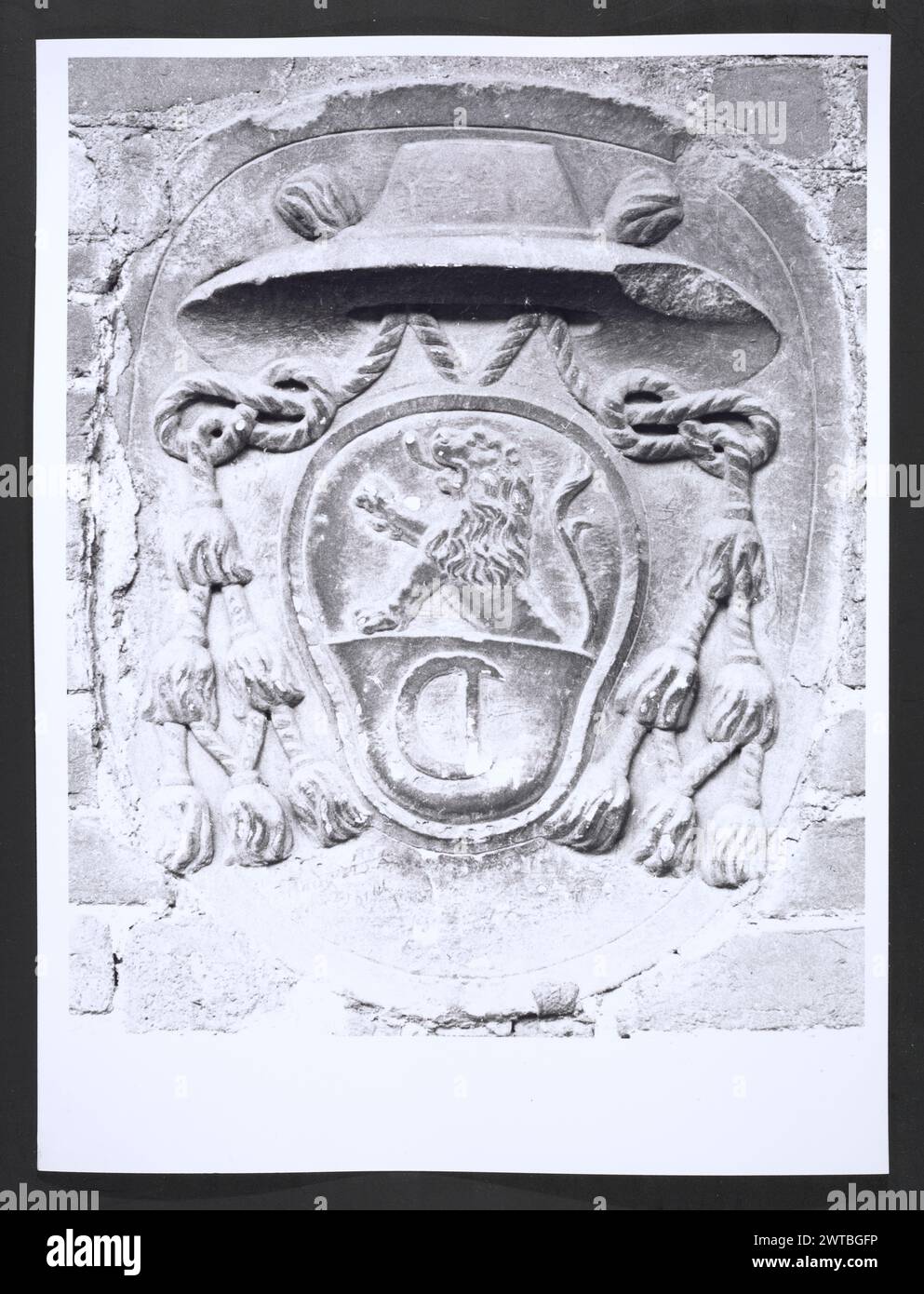 Lombardei Milano Milan S. Ambrogio24. Hutzel, Max 1960-1990 Mittelalter: 386-389 von S. Ambrogio, Bischof zur Zeit des Kaisers Teodosio, gegründet. Umgebaut 789, 859, 1098-1128, 1196. Die Dekoration der Basilika veränderte sich im Laufe der Jahrhunderte drastisch, bis 1858, als sie wieder in den ursprünglichen Aspekt zurückkehrte. Die Restaurierung dauerte bis 1890. Außenansicht der Architektur und architektonischen Skulpturen, von denen einige wiederverwendete römische Fragmente und architektonische Elemente enthalten. Der in Deutschland geborene Fotograf und Gelehrte Max Hutzel (1911–1988) fotografierte in Italien von den frühen 1960er Jahren bis zu seinem Tod. Das Ergebnis dieses Projekts, Ref Stockfoto