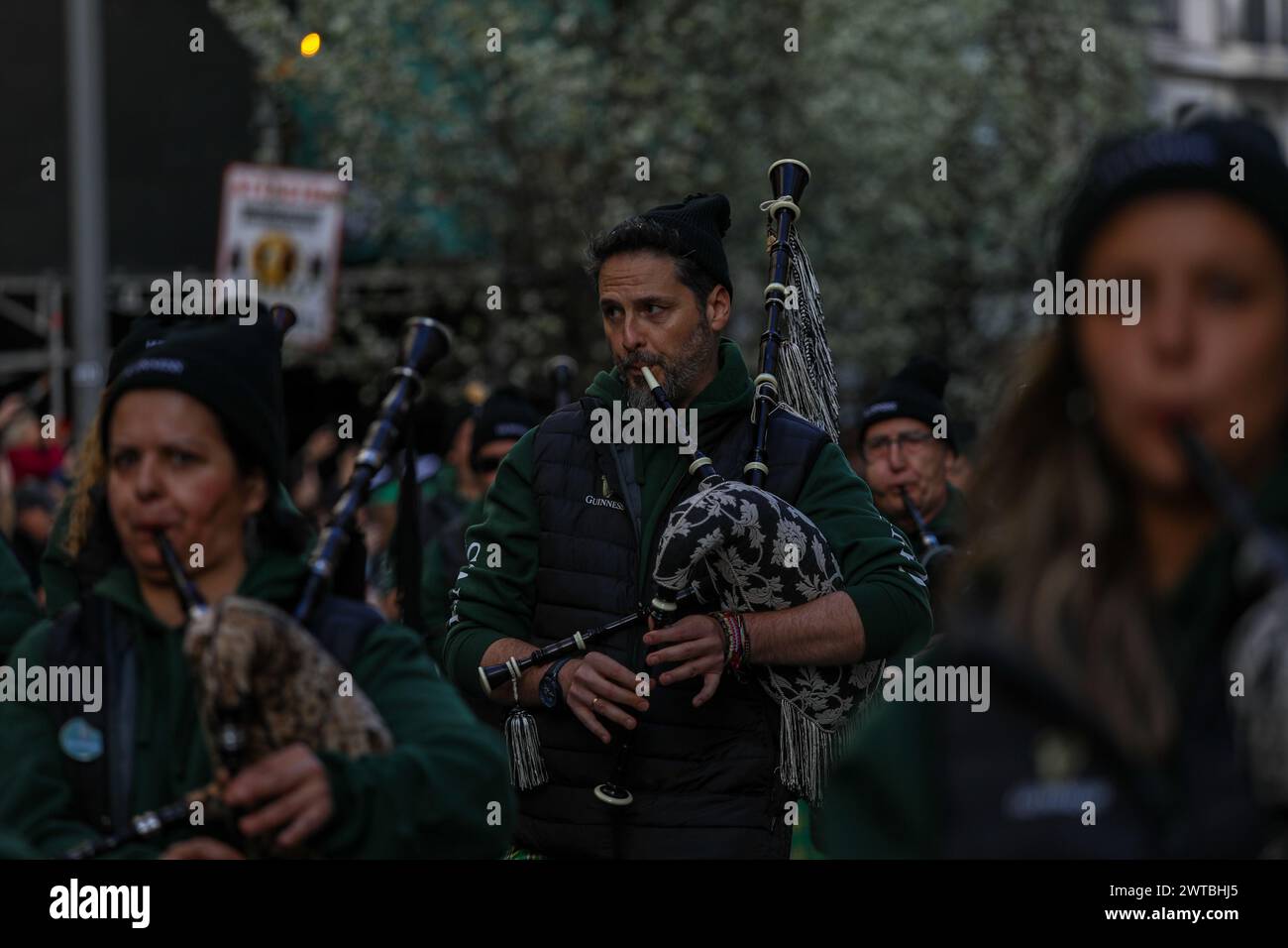 Madrid, Spanien. März 2024. Während der Feier des Heiligen Patrick in Madrid zieht ein Bagpiper entlang der Gran Via. Mehr als 17 Dudelsackbands, 500 Musiker, Tanz- und Unterhaltungsgruppen besuchen Madrids Gran Via, um das fest des Heiligen Patrick zu feiern. (Foto: David Canales/SOPA Images/SIPA USA) Credit: SIPA USA/Alamy Live News Stockfoto