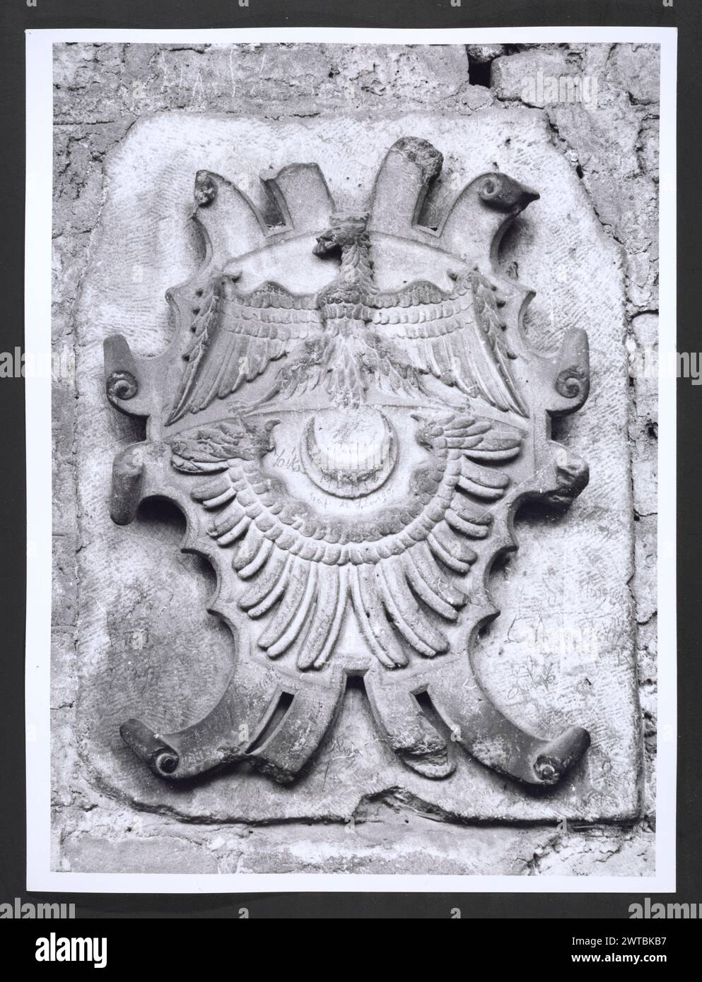 Lombardei Milano Milan S. Ambrogio25. Hutzel, Max 1960-1990 Mittelalter: 386-389 von S. Ambrogio, Bischof zur Zeit des Kaisers Teodosio, gegründet. Umgebaut 789, 859, 1098-1128, 1196. Die Dekoration der Basilika veränderte sich im Laufe der Jahrhunderte drastisch, bis 1858, als sie wieder in den ursprünglichen Aspekt zurückkehrte. Die Restaurierung dauerte bis 1890. Außenansicht der Architektur und architektonischen Skulpturen, von denen einige wiederverwendete römische Fragmente und architektonische Elemente enthalten. Der in Deutschland geborene Fotograf und Gelehrte Max Hutzel (1911–1988) fotografierte in Italien von den frühen 1960er Jahren bis zu seinem Tod. Das Ergebnis dieses Projekts, Ref Stockfoto