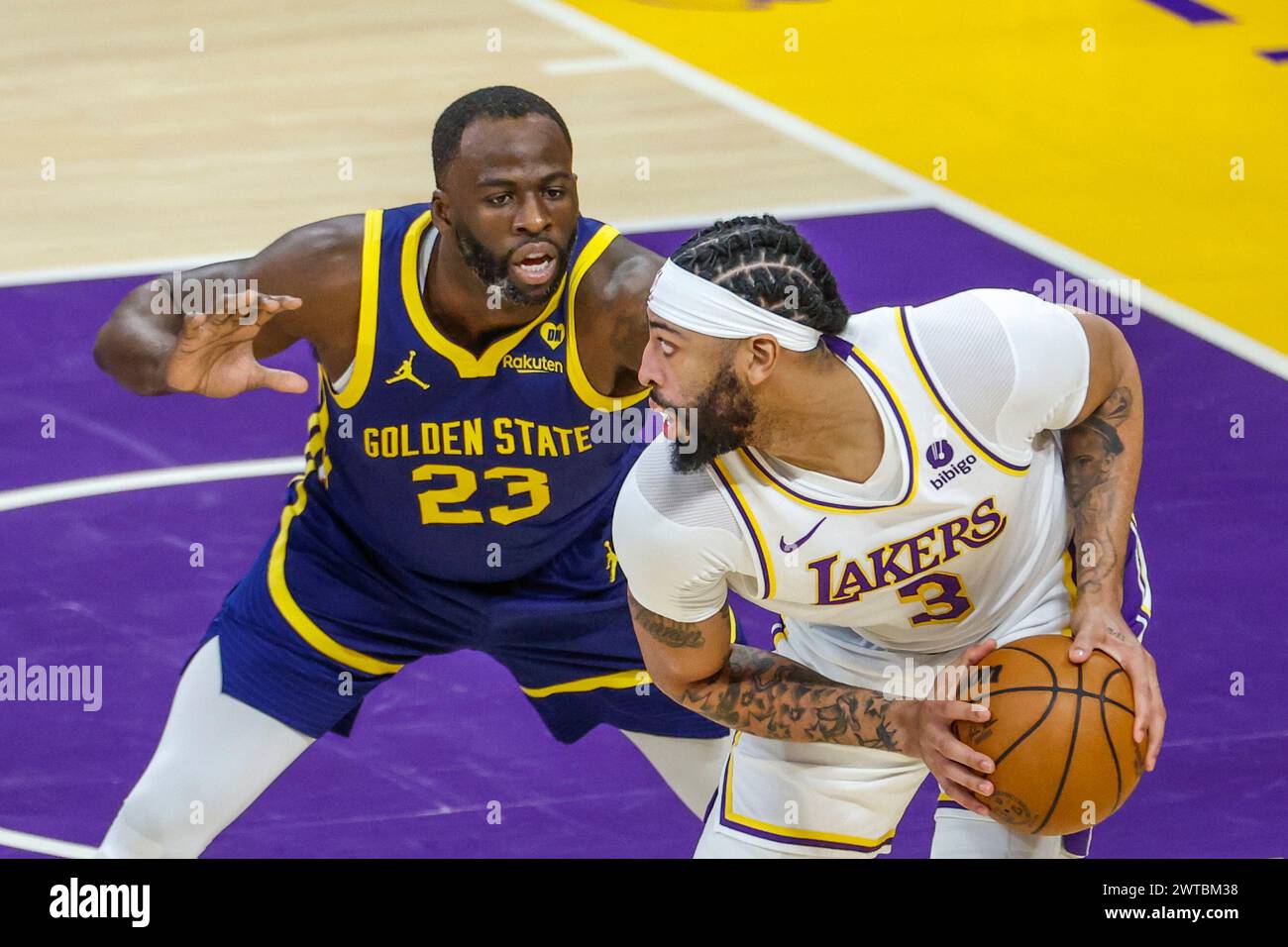 Los Angeles, Usa. März 2024. Anthony Davis (R) der Los Angeles Lakers wird von Draymond Green (L) der Golden State Warriors während eines NBA-Basketballspiels in der Crypto.com Arena am Samstag, den 16. März 2024, in Los Angeles verteidigt. Endnote: Warriors 128: 121 Lakers (Foto: Ringo Chiu/SOPA Images/SIPA USA) Credit: SIPA USA/Alamy Live News Stockfoto