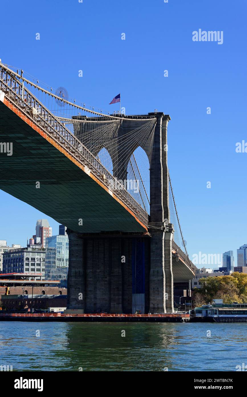 Blick auf die Brooklyn Bridge über ein Gewässer mit urbanem Hintergrund, Manhattan, Downtown, New York City, New York, USA, Nordamerika Stockfoto