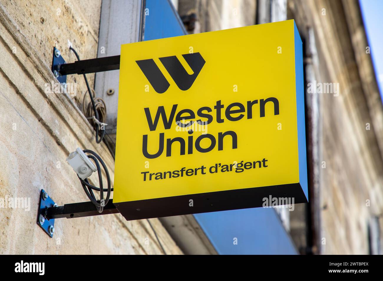 Bordeaux , Frankreich - 03 12 2024 : Western Union wu Unterschrifttext und Markenlogo Eingang Fassade Büro Firma american Financial Services Agency Stockfoto
