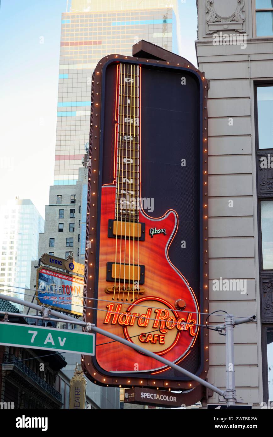 Großes Gitarren-Neonschild des Hard Rock Cafe an der 7th Avenue, Downtown Manhattan, Manhattan, New York City, USA, Nordamerika Stockfoto