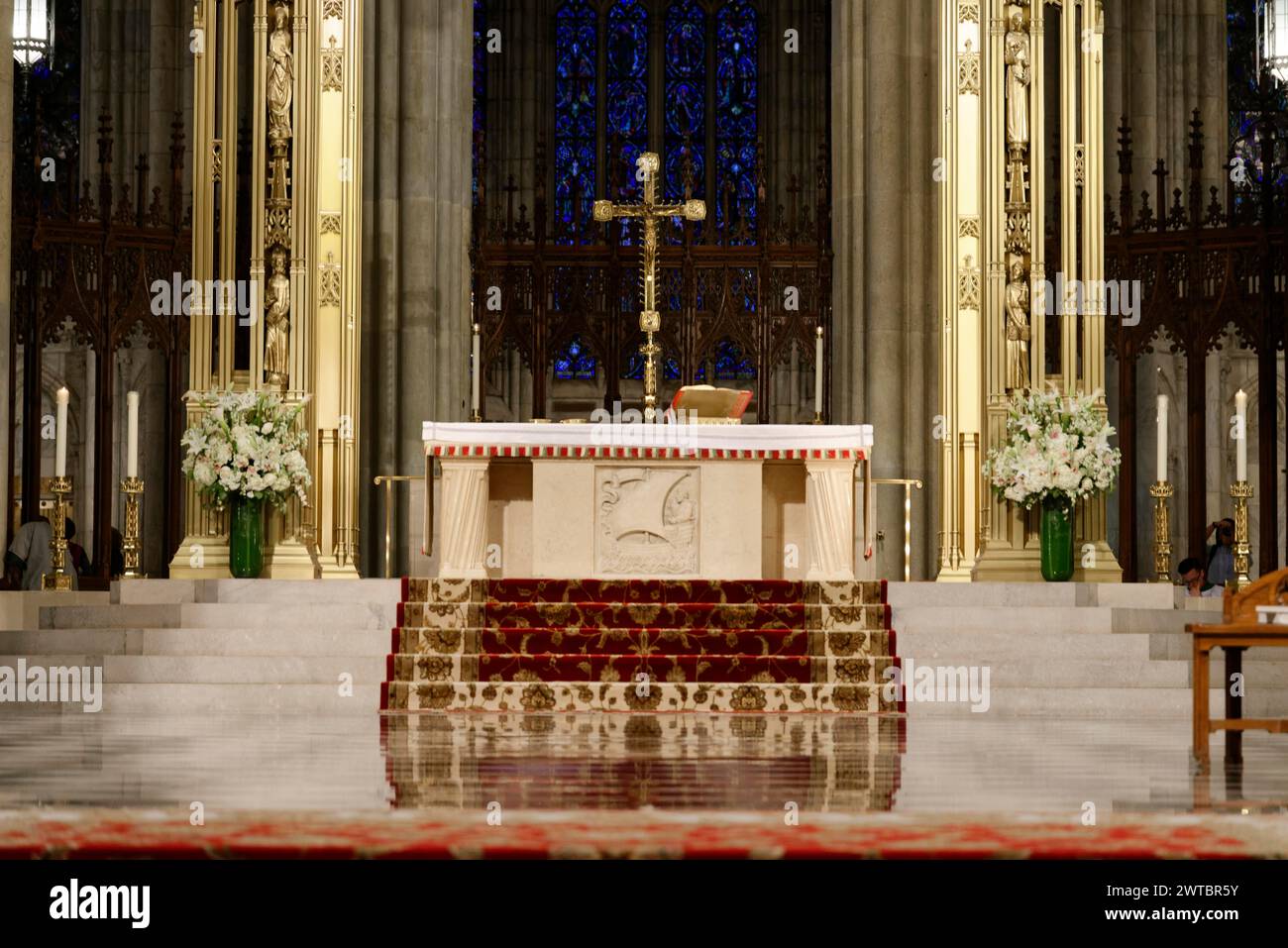 St. Patricks Old Cathedral oder Old St. Patricks, Lower Manhattan, Ein feierlich geschmückter Altar in einer Kathedrale mit eleganten Blumenakzenten, Manhattan Stockfoto