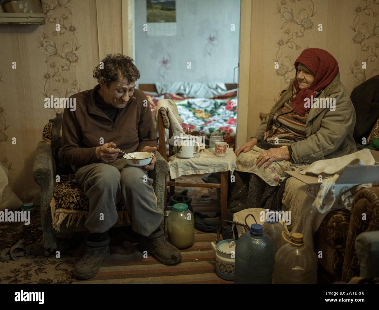 Varvara, 85, und ihr Sohn Leonid, 56. Leonid kümmert sich um seine Mutter, die pflegebedürftig ist. Sie selbst, Leonid und sein Bruder leben von der Alten Stockfoto
