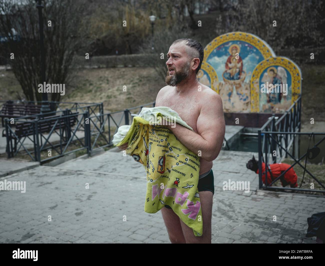 Mann nach einem Morgenschwimmen in einer öffentlichen Badeanstalt in Severno Saltivka. Die Nachbarschaft wurde durch russische Raketenangriffe weitgehend zerstört Stockfoto