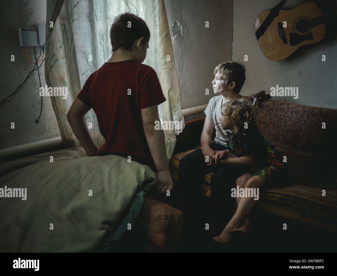 Sasha, 9 Jahre alt, Dima, 12 Jahre alt und Nastya, 5 Jahre alt. Sie leben im Dorf Borschchiwka, das von der russischen Armee besetzt wurde Stockfoto