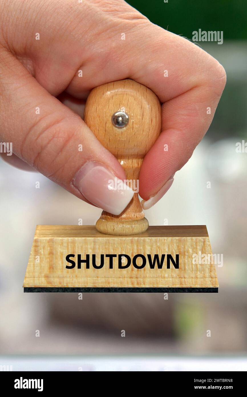 Symbolisches Foto, weibliche Hand mit Stempel, Aufschrift: Shutdown, Studio Stockfoto