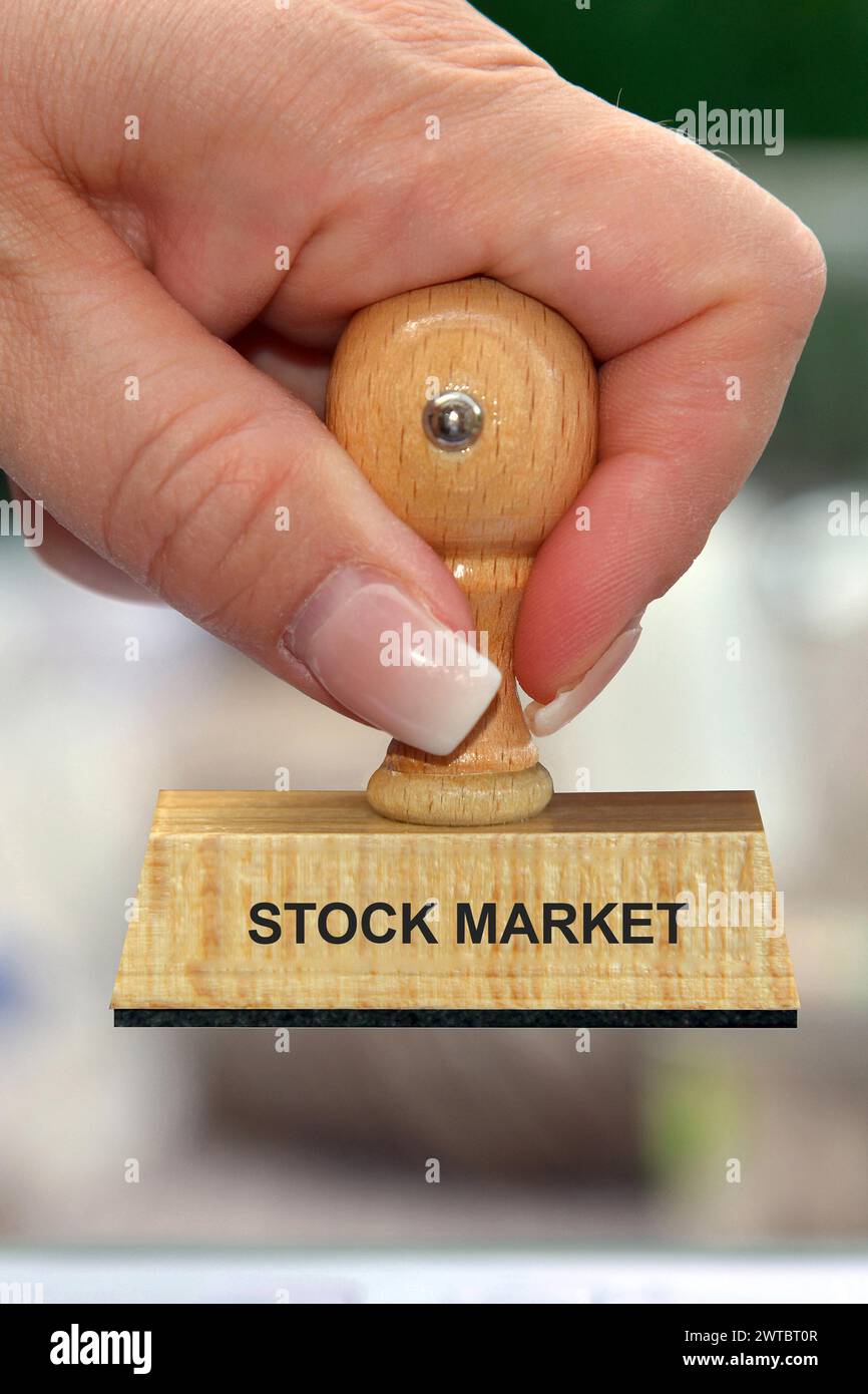 Symbolfoto, Frauenhand mit Stempel, Inschrift: Börse, Studio Stockfoto