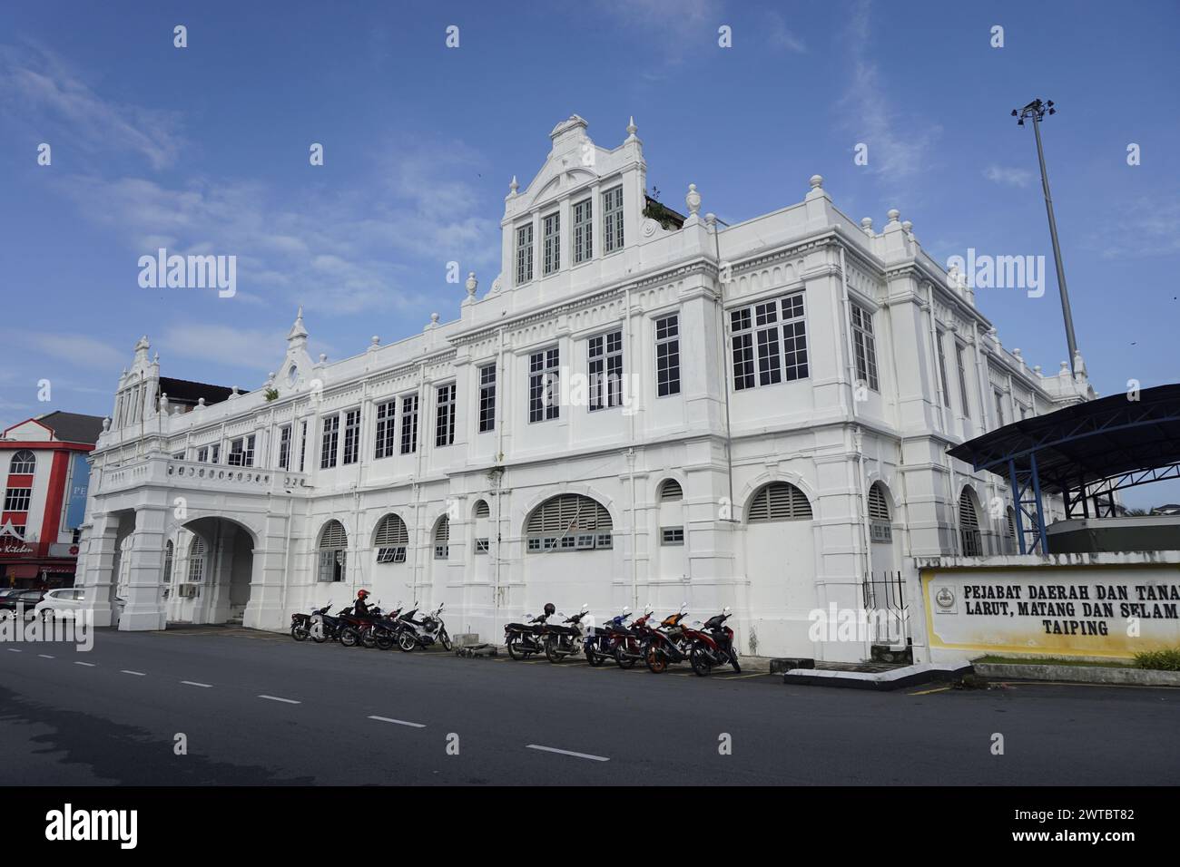 Viktorianisches Kolonialgebäude in Taiping, Malaysia. Larut, Matang & Selama Land and District Office. Stockfoto