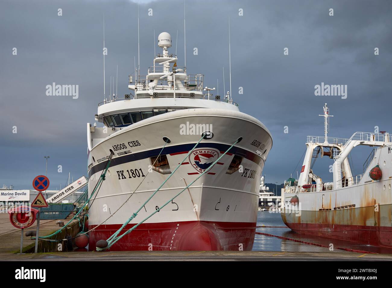 Vigo, Pontevedra, Spanien; 18. Dezember 2022; Die Argos Cies, ein hochmoderner Gefriertrawler, der für den Tintenfischfang bestimmt ist und in Vigo angedockt wird Stockfoto