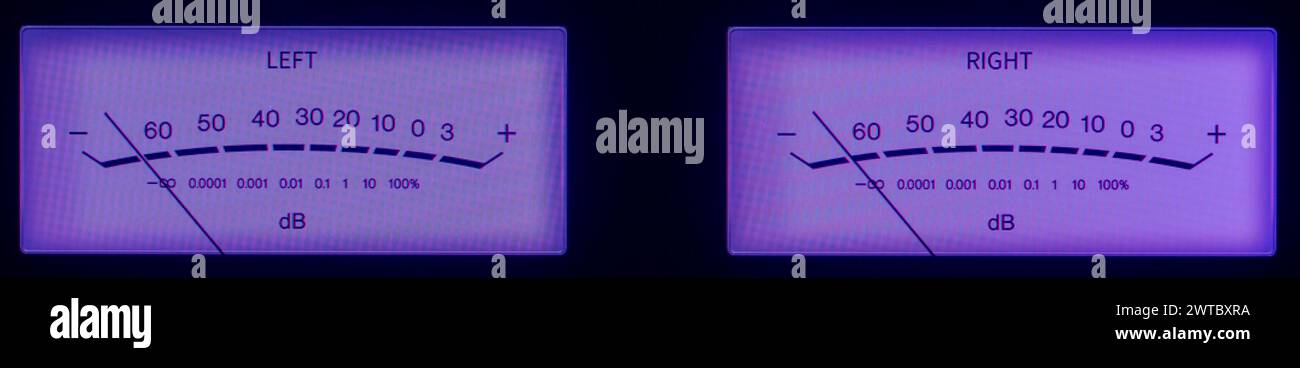 Audio Dual Volume Unit-Messgeräte leuchten im Dunkeln mit violettem Farbton. Stockfoto