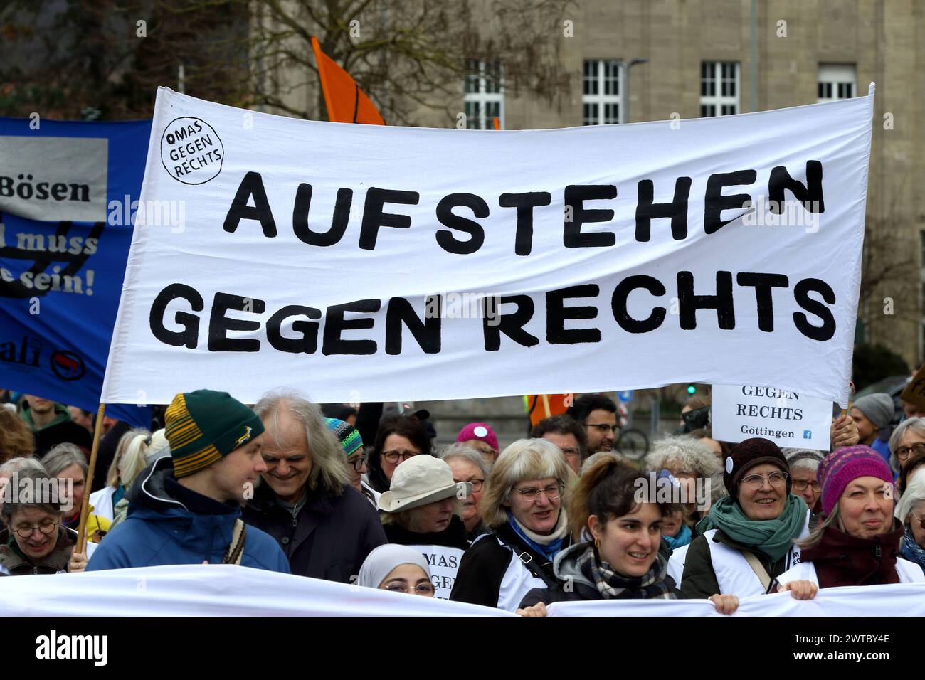 ZUSAMMEN GEGEN FASCHISMUS - Demo gegen Rechtsextremismus in Göttingen. Das Bündnis gegen Rechts hatte zum zweiten Mal zur Demonstration aufgerufen, an der laut Polizeiangaben ca. 1,600 Personen teilgenommen haben - Gegen Rechte Terror in Deutschland - Deutschland, GER, DEU, Deutschland, Göttingen, 16.03.2024: eine Vielzahl von Menschen demonstrieren in der Innenstadt von Göttingen gegen rechte Tendenzen in Deutschland. Hauptauslöser der zahlreichen Demonstrationen in ganz Deutschland gegen die AfD sind die Recherchen von CORRECTIV Recherchen für die Gesellschaft gemeinnützige GmbH. Banner: AUFST Stockfoto