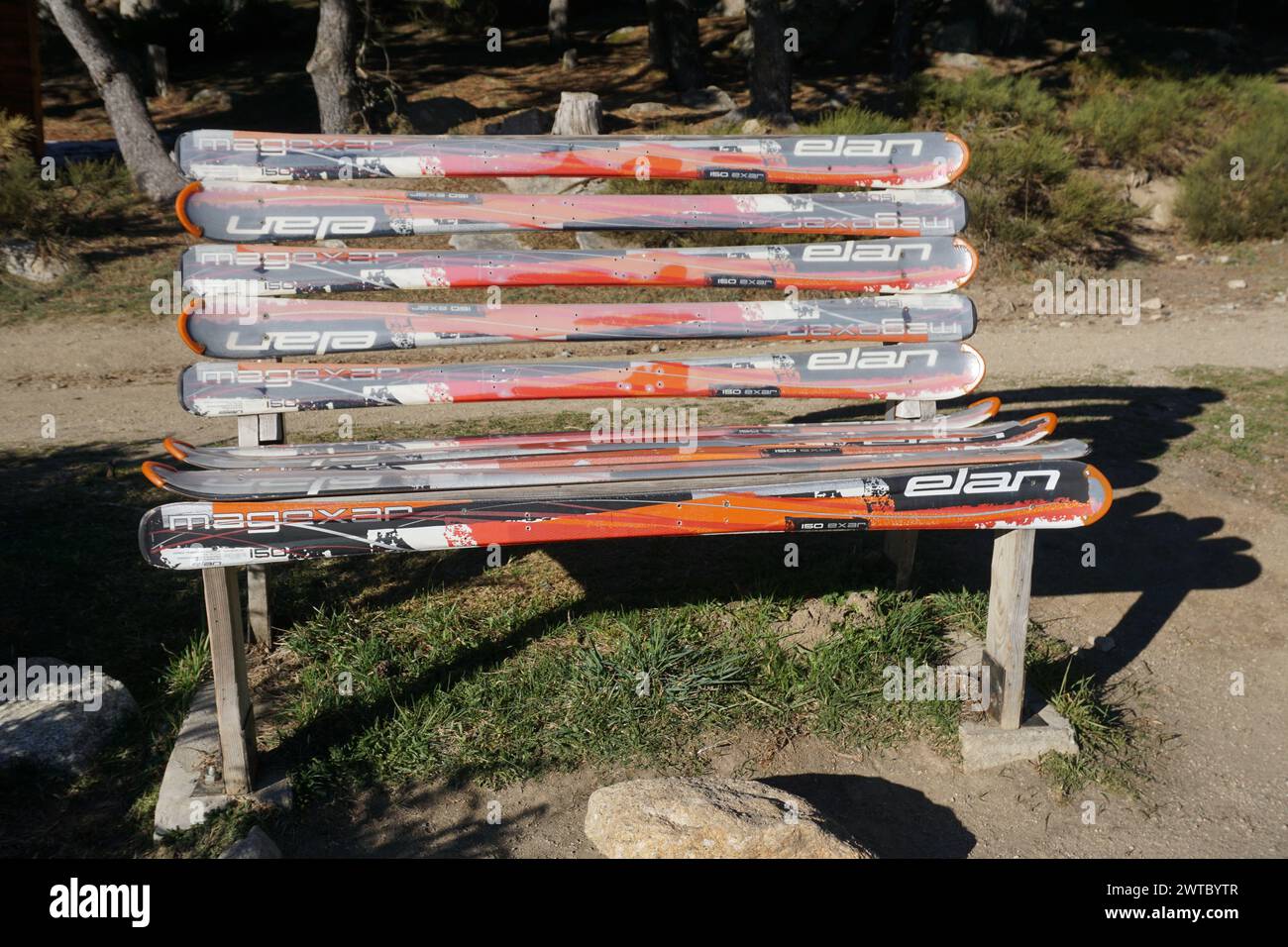 Nahaufnahme auf einer Bank aus recycelten Skiern in den alpen, frankreich Stockfoto