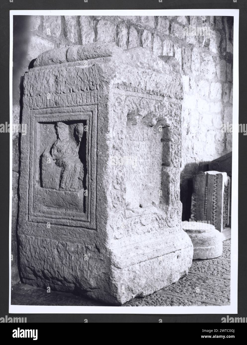 Lazio Viterbo Viterbo Museo Civico87. Hutzel, Max 1960-1990 Ansichten von Gemälden (Mittelalter bis 18. Jh.), Fresken, einem Tabernakel, Sarg, Skulpturenreliefs, Portalfragmente, Büsten, Skulpturen, Wandteppiche in der Pinacoteca, Galerie im zweiten Stock und Kreuzgang im zweiten Stock. Antiquitäten: Viele Ansichten von etruskischen und römischen Fragmenten, Skulpturen, Sarkophage, Töpferwaren, Masken, Schmuck und andere Gegenstände, die in der Lagerabfolge gefunden wurden (Inventarnummern auf der Rückseite der Drucke), sowie die Sequenzen Cloister, Second Floor Cloister, Valle Giulia, Sala Romana und Sala Etrusca. Allgemeine Hinweise: Es gibt Stockfoto