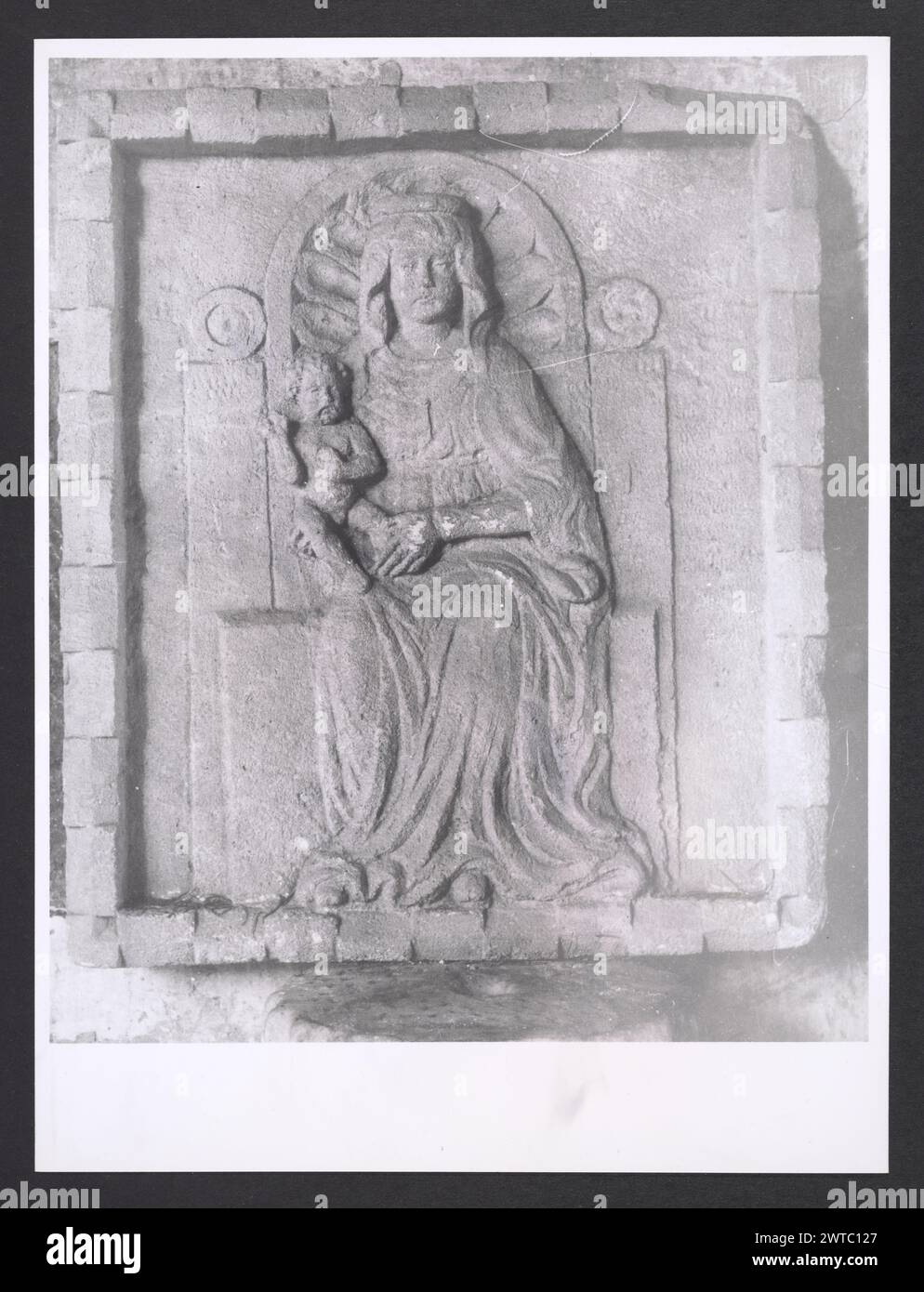 Lazio Viterbo Gallese Palazzo Ducale3. Hutzel, Max 1960-1990 Nachmittelalterliche Architektur, im 16. Jahrhundert in wohnpalazzo umgewandelt; Architekturskulptur; Skulptur der in Deutschland geborene Fotograf und Gelehrte Max Hutzel (1911–1988) fotografierte in Italien von Anfang der 1960er Jahre bis zu seinem Tod. Das Ergebnis dieses Projektes, von Hutzel als Foto Arte Minore bezeichnet, ist eine gründliche Dokumentation der kunsthistorischen Entwicklung in Italien bis zum 18. Jahrhundert, einschließlich der Objekte der Etrusker und Römer, sowie frühmittelalterliche, romanische, gotische, Renaissance- und Barockdenkmäler Stockfoto