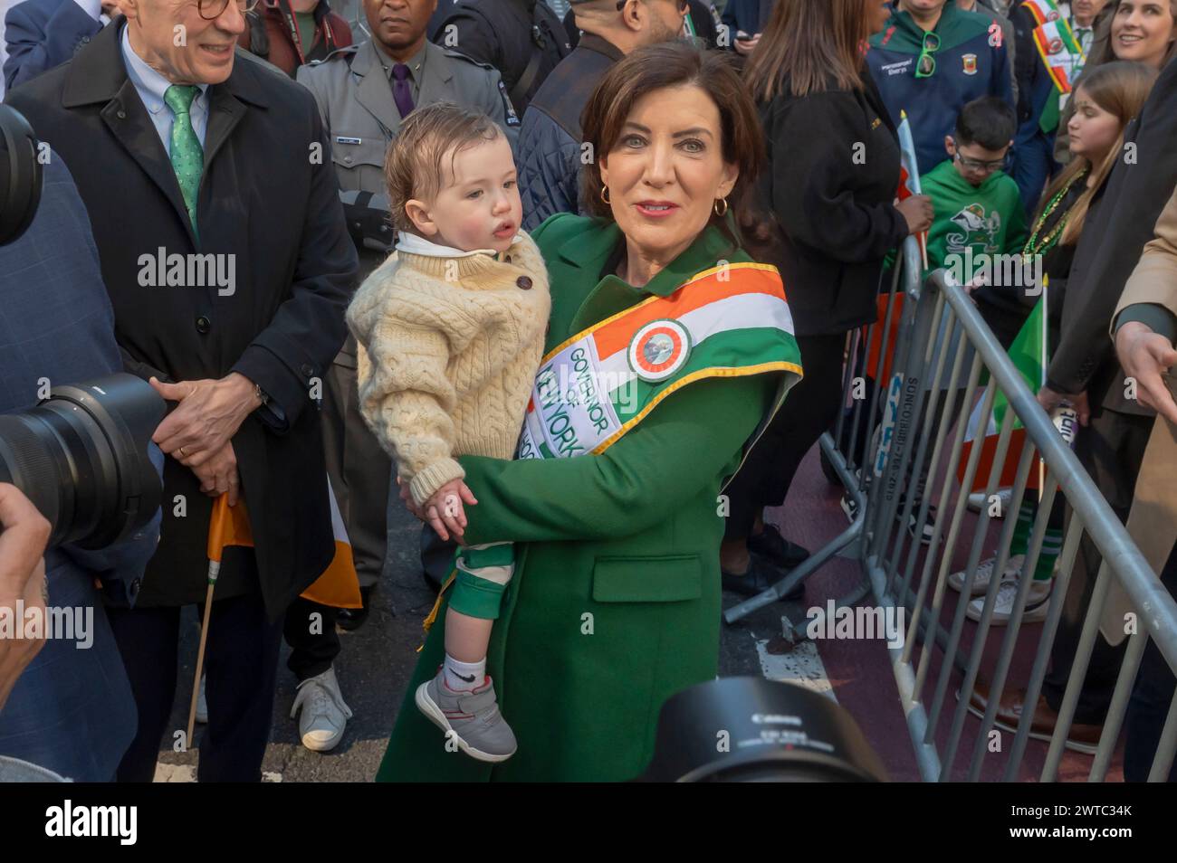 New York, Usa. März 2024. Kathy Hochul (R) Holding Seamus Carroll (16 Monate alt) nimmt an der St. Patrick's Day Parade entlang der 5th Avenue. Quelle: SOPA Images Limited/Alamy Live News Stockfoto