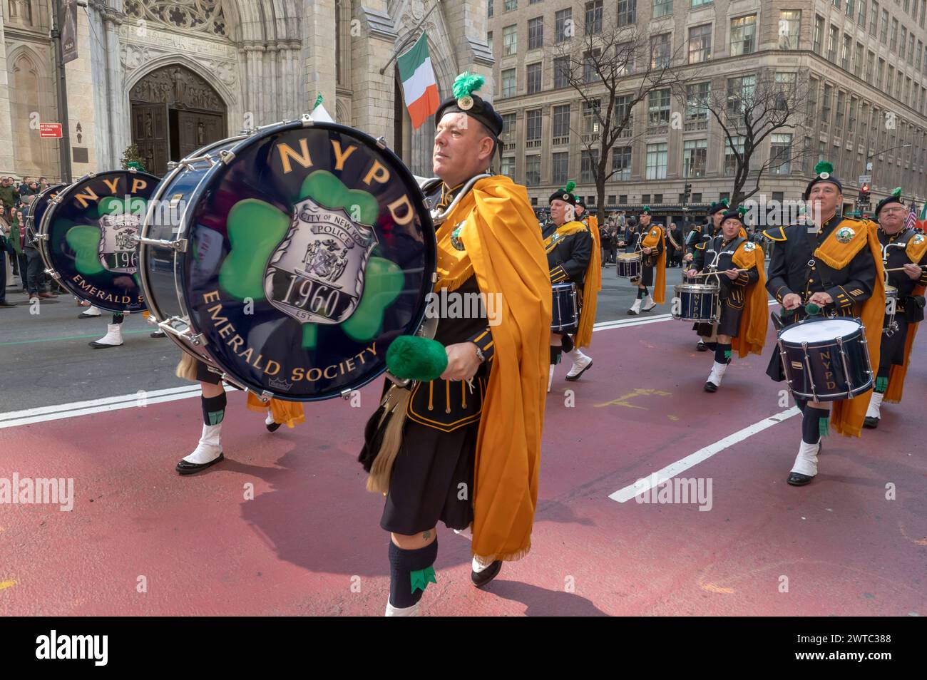 New York, Usa. März 2024. Mitglieder der Smaragdgesellschaft der NYPD marschieren Pipes & Drums in die St. Patrick's Day Parade entlang der 5th Avenue. Quelle: SOPA Images Limited/Alamy Live News Stockfoto