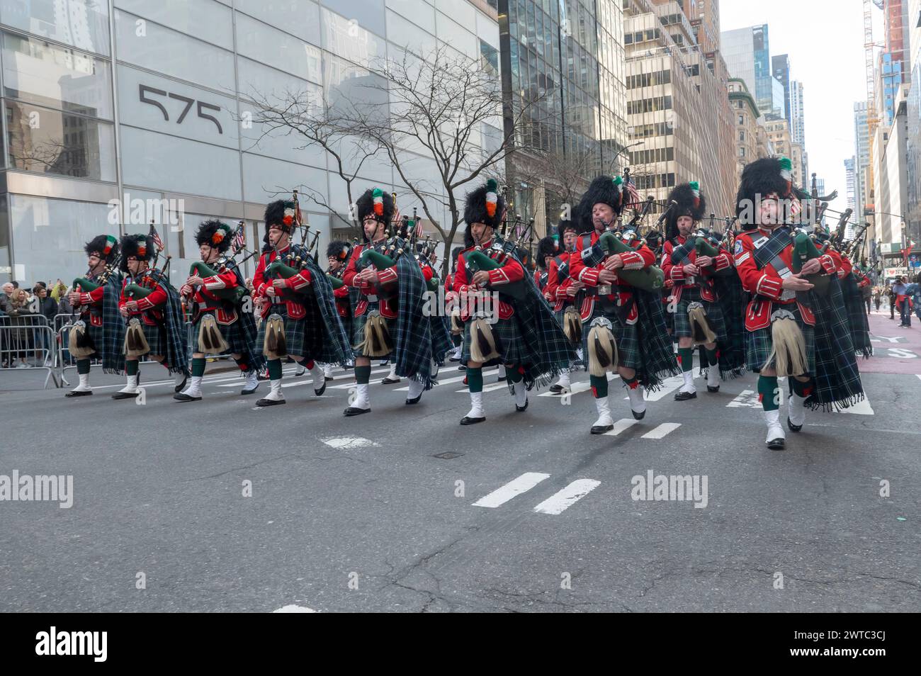 New York, Usa. März 2024. Mitglieder der New York City Fire Department Emerald Society Pipes & Drums marschieren in die St. Patrick's Day Parade entlang der 5th Avenue. Quelle: SOPA Images Limited/Alamy Live News Stockfoto