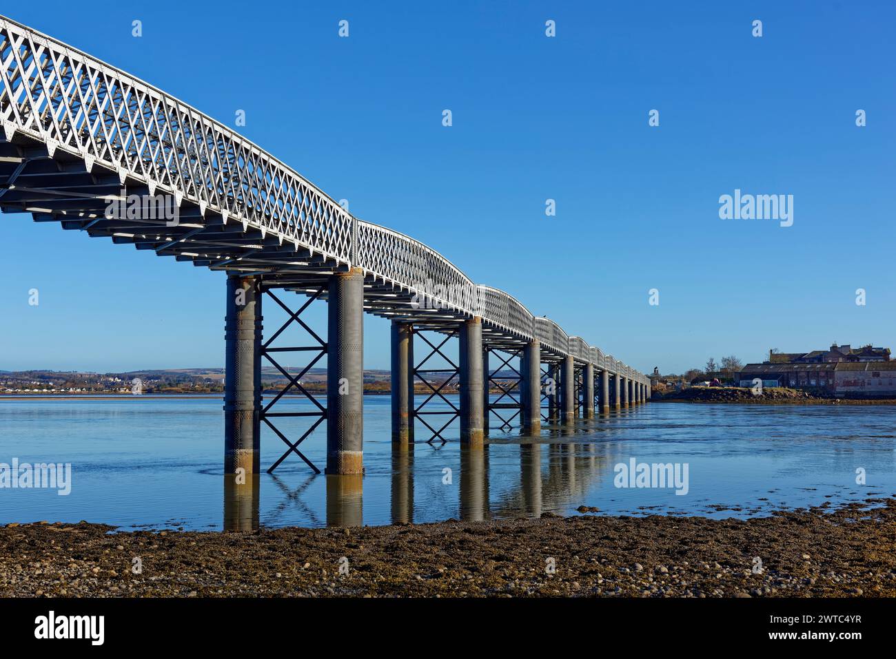 Die South Esk Rail Bridge überquert den South Esk River während der Ebbing-Flut im Montrose Basin an einem hellen Morgen im März. Stockfoto