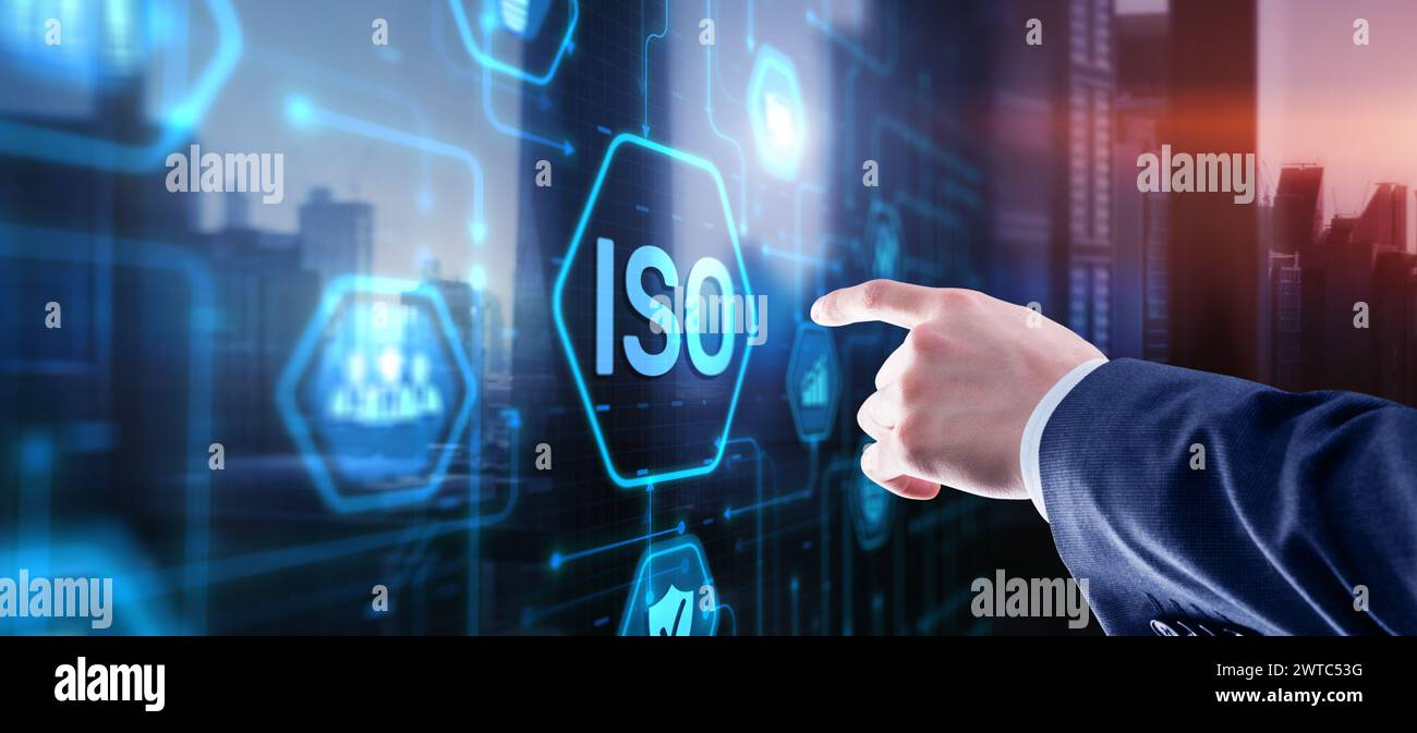 ISO-Norm-Zertifizierung Standardisierung Qualitätskontrollkonzept auf virtuellem Bildschirm. Stockfoto