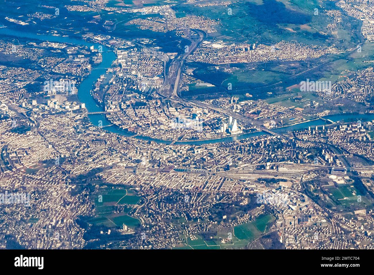 Luftaufnahme, Dreilaendereck Deutschland, Schweiz, Frankreich, Europa, Symbolbild, Basel, weil am Rhein, Loerrach, Grenzach-Wylen, Birsfelden, Muenchenstein, Muttenz, Huningue Basel Luftaufnahme Schweiz *** Luftaufnahme Schweiz, Dreiländerregion Deutschland, Schweiz, Frankreich, Europa, symbolisches Bild, Basel, weil am Rhein, Loerrach, Grenzach Wylen, Birsfelden, Muenchenstein, Muttenz, Huningue Basel Luftaufnahme Schweiz Copyright: xGrantxHubbsx Stockfoto