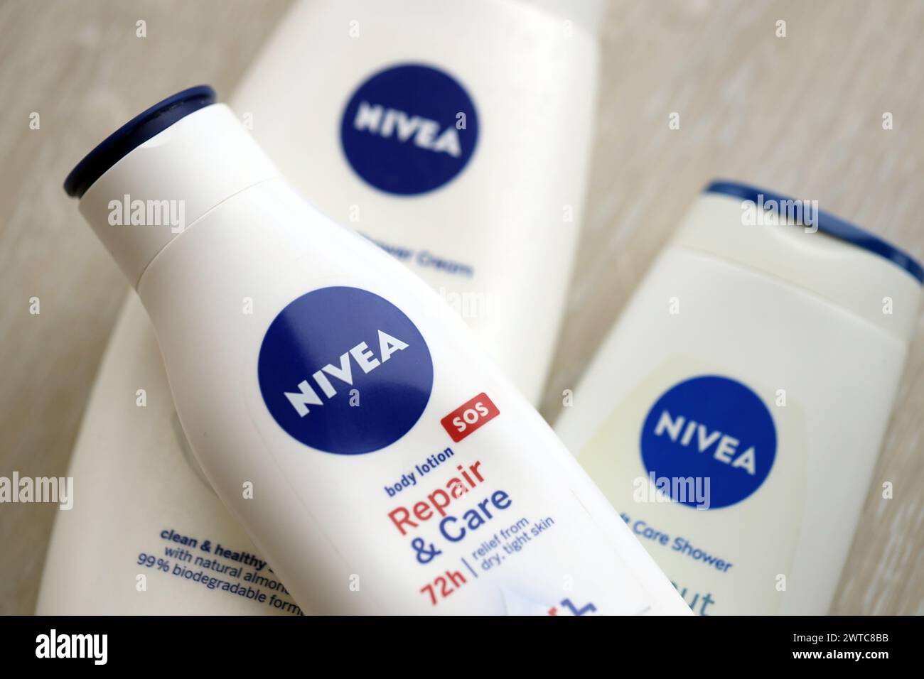 KIEW, UKRAINE - 27. FEBRUAR 2024 Produktion von Nivea, deutscher Körperpflegemarke, die auf Haut- und Körperpflegeprodukte spezialisiert ist Stockfoto