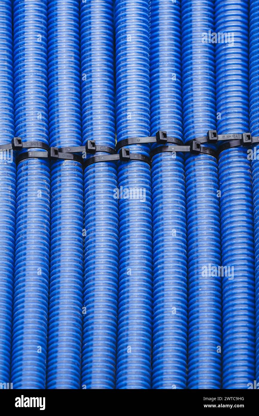 Nahaufnahme der blauen Rohre einer Feldspritze - Landmaschinen Stockfoto