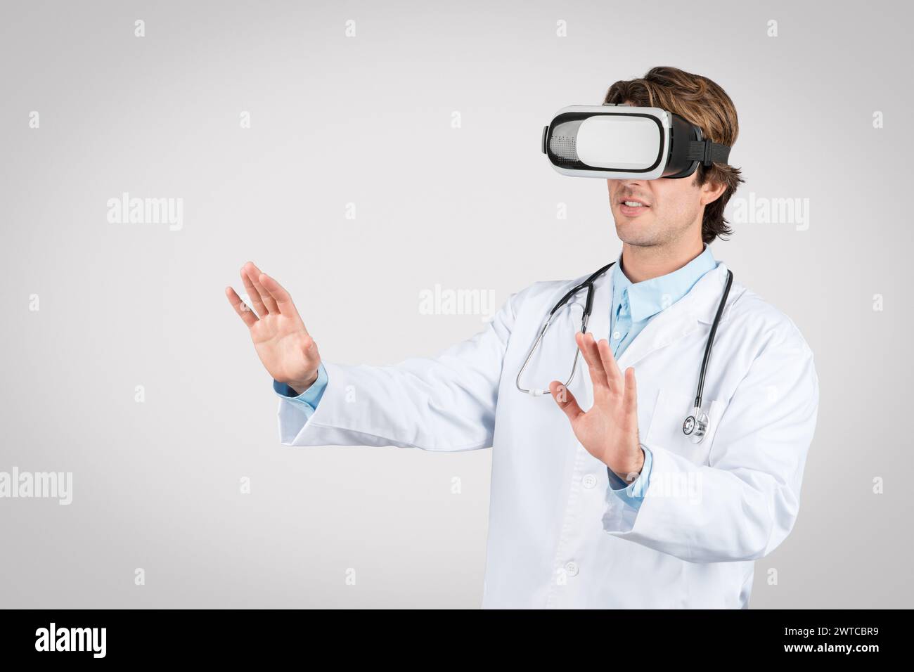 Männlicher Arzt mit VR-Headset für die medizinische Ausbildung Stockfoto