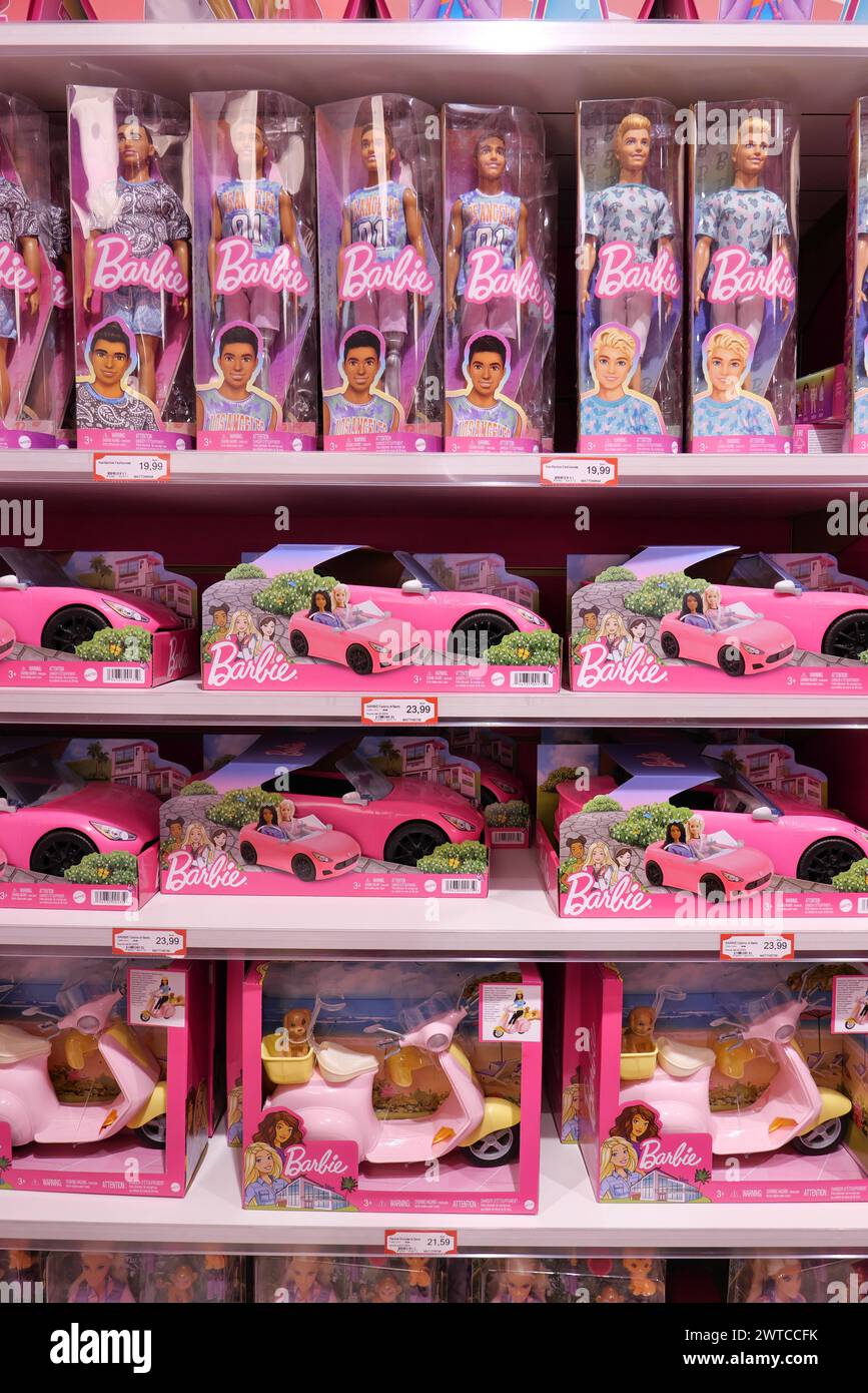 BARBIE-PUPPENBOXEN IM SPIELWARENLADEN VON HAMLEYS Stockfoto