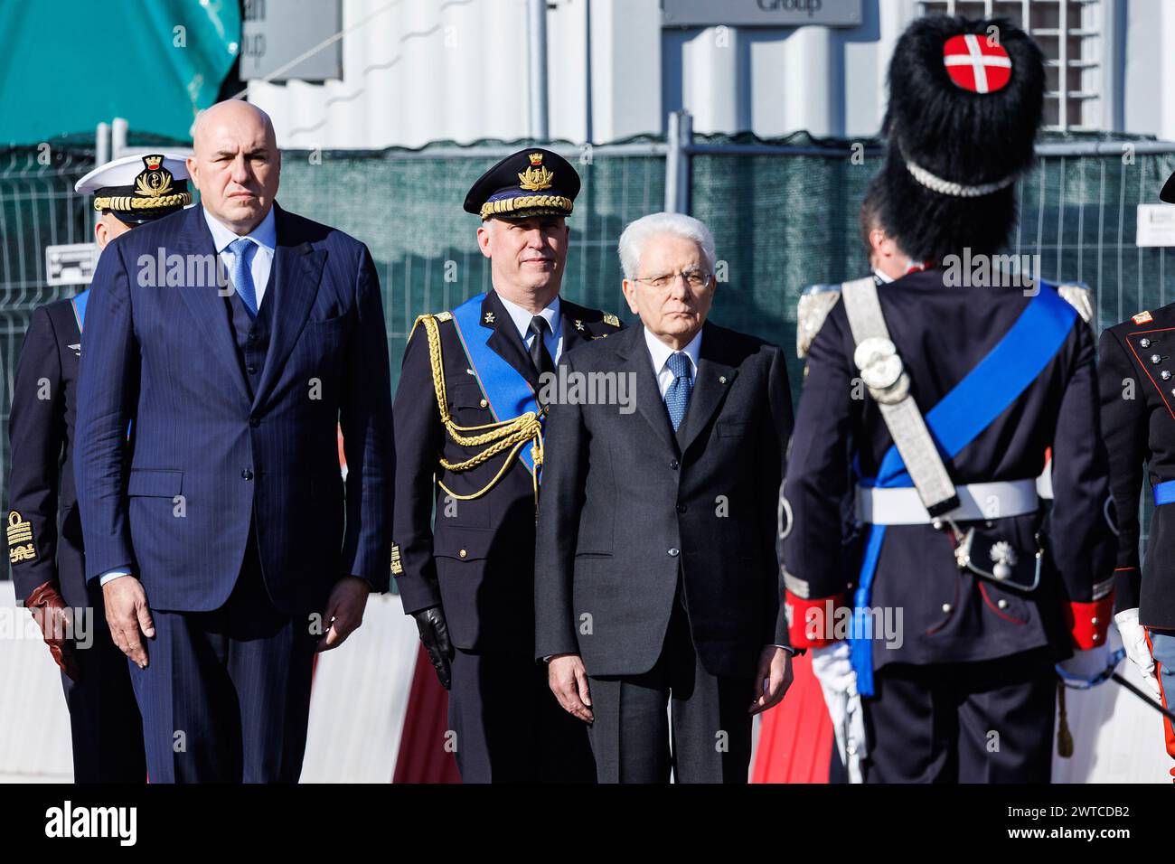 IL ministro della Difesa Guido Crosetto e il presidente della Repubblica Sergio Mattarella (dx) all'Altare della Patria durante la cerimonia per la Giornata dell'Unit&#xe0; nazionale, della Costituzione, dell'inno e della Bandiera a Roma, Domenica, 17. märz 2024 (Foto Roberto Monaldo/LaPresse) Verteidigungsminister Guido Crosetto und der Präsident der Republik Sergio Mattarella (rechts) am Altar des Vaterlandes während der Zeremonie zum Tag der nationalen Einheit, der Verfassung, der Hymne und der Flagge in Rom, Sonntag, 17. März 2024 (Foto: Roberto Monaldo/LaPresse) Stockfoto