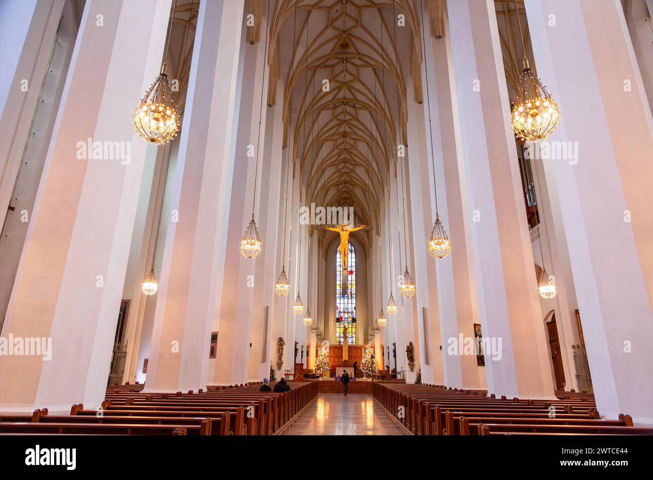 München, Deutschland - 26. Dezember 2021: Innenansicht der Frauenkirche, dem Dom unserer Lieben Frau in München, Bayern. Die Struktur ist die kultigste Stockfoto