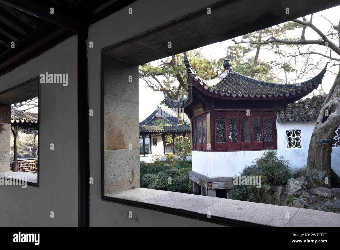 Chinesischer Korridor im klassischen Suzhou-Garten Stockfoto
