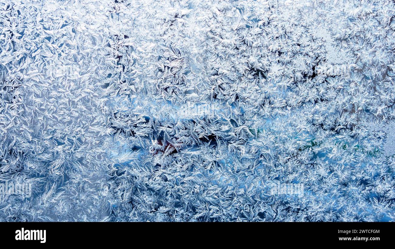 Frost auf der Glasscheibe in der kalten Winternacht Stockfoto