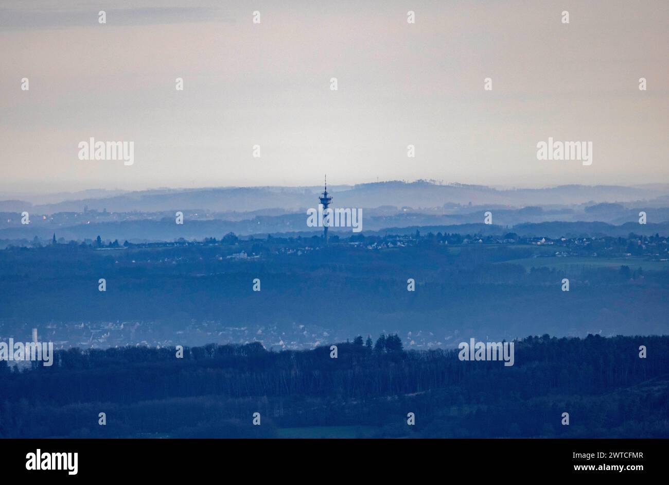 17. März 2024, Nordrhein-Westfalen, Königswinter: Blick auf den Fernsehturm bei Lohmar am frühen Sonntagmorgen. Foto: Thomas Banneyer/dpa Stockfoto