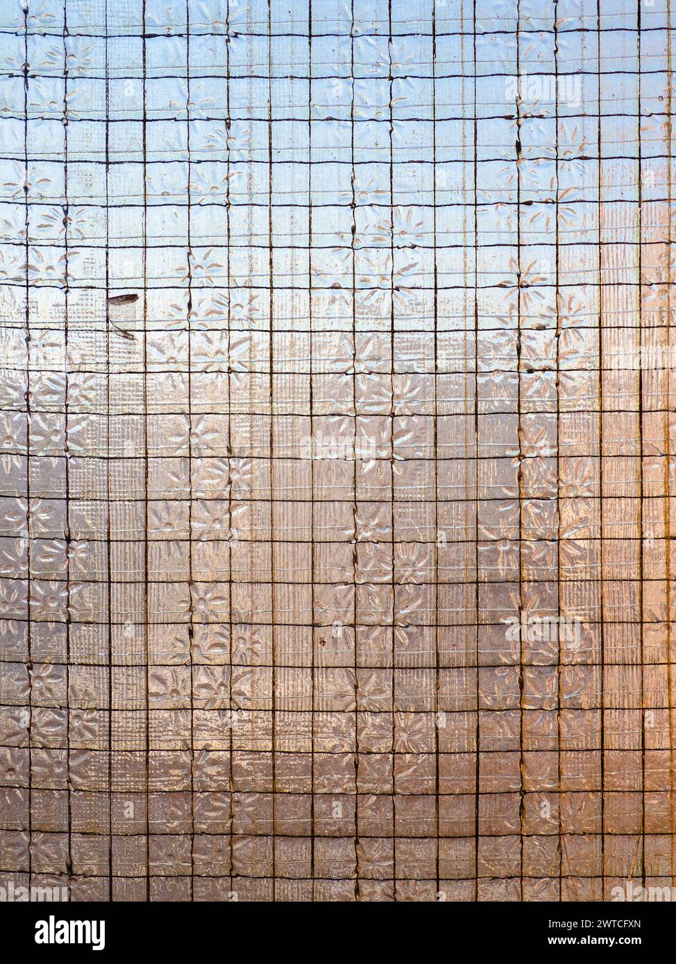 Glashintergrund – verstärktes Glas in der von der Sonne beleuchteten Stadtwohnung Stockfoto